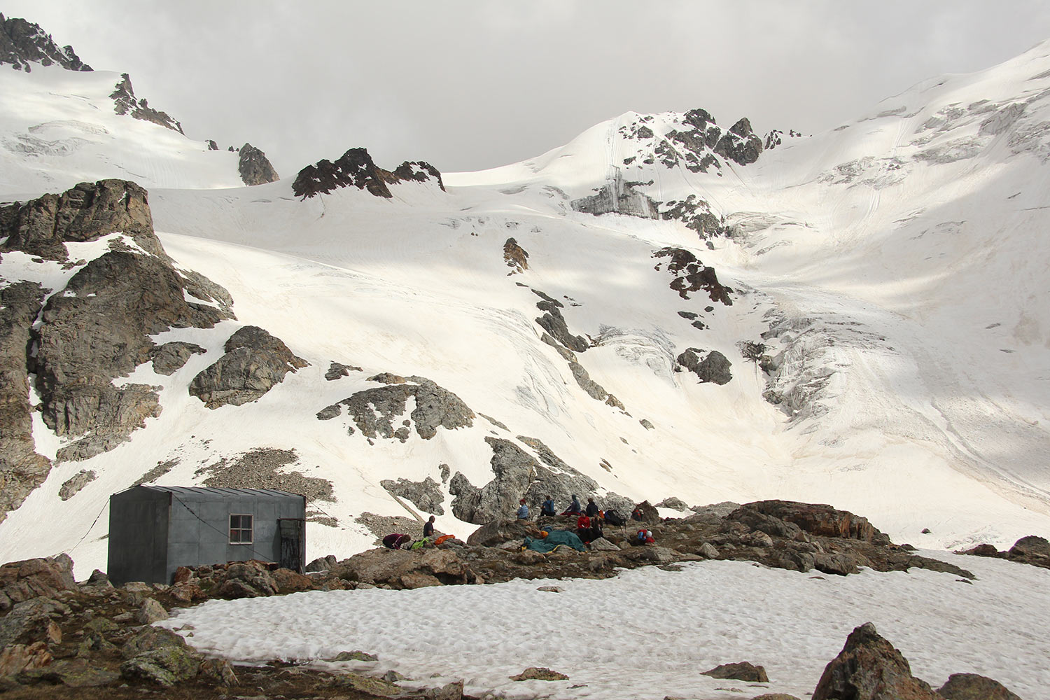 Am Mestia-Biwak . JDAV Suhl Kaukasus 2016 (Foto: Tristan Lemme)