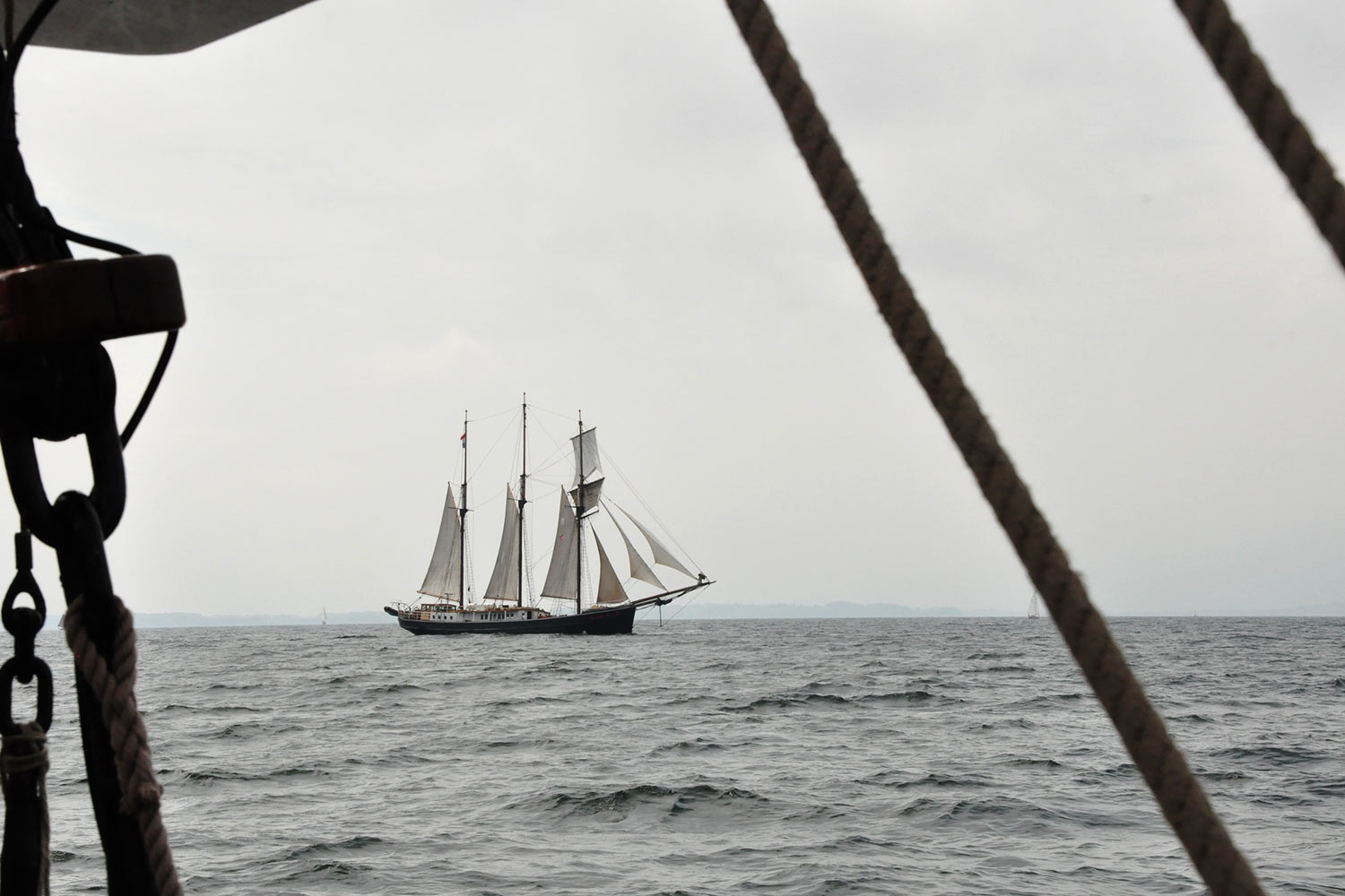 Begegnung mit einem Dreimaster . Segeln Dänische Südsee 2016 (Foto: Klaus Wahl)