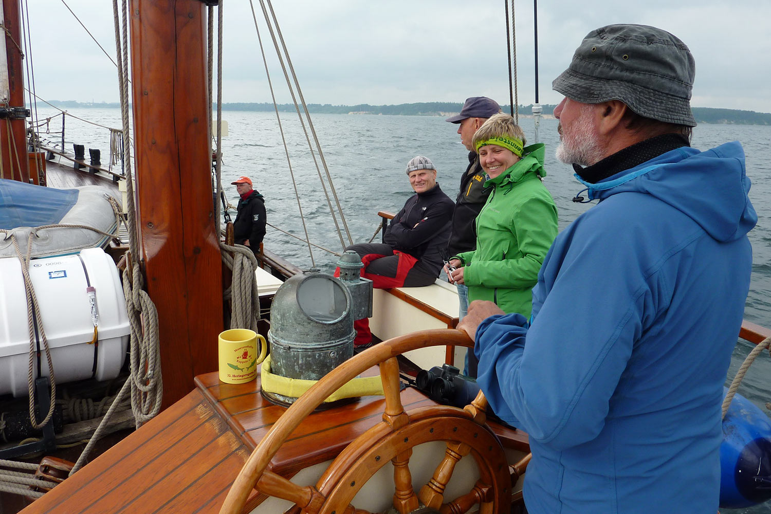 Klaus am Steuer . Segeln Dänische Südsee 2016 (Foto: Udo Geyersbach)