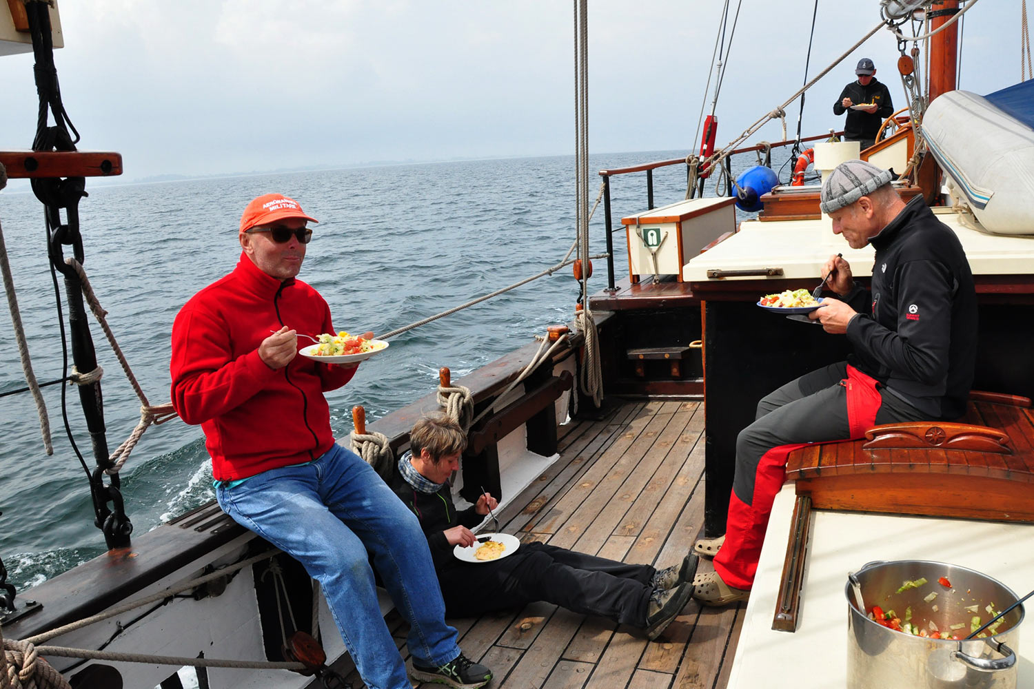 Mahlzeit an Bord der "Albin Köbis" . Segeln Dänische Südsee 2016 (Foto: Klaus Wahl)