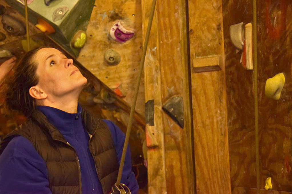 Trainerin Uli Triebel beim Sturztraining . Jugendklettern JDAV Suhl (Foto: Eva-Luna Triebel)