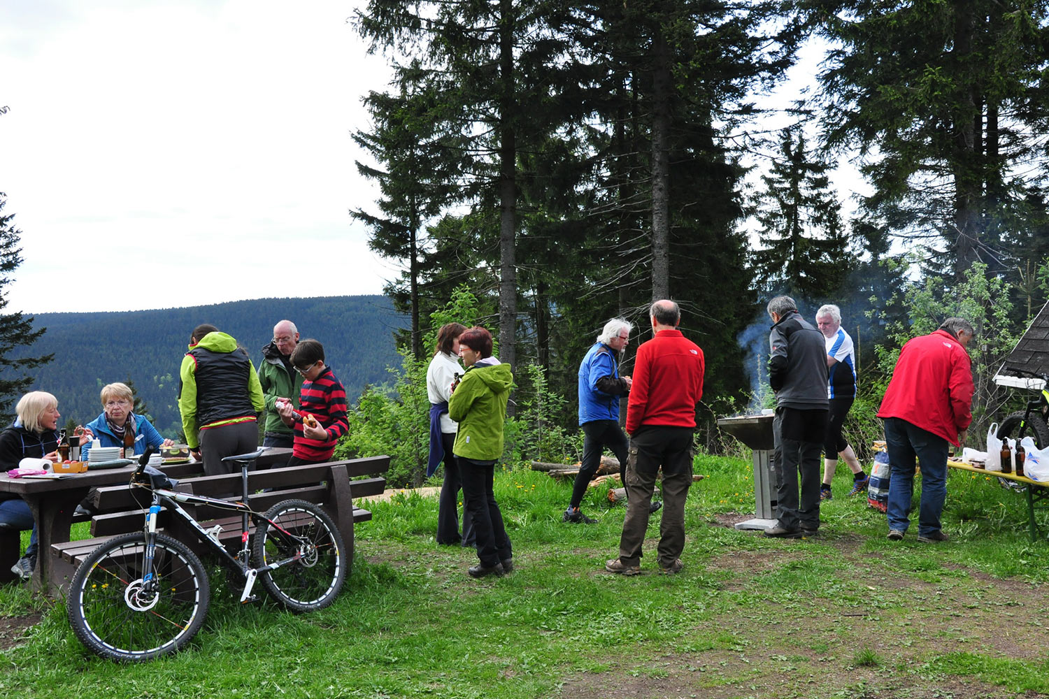 Grillen an der Oberhofer Hütte 05.2017 (Foto: Klaus Wahl)
