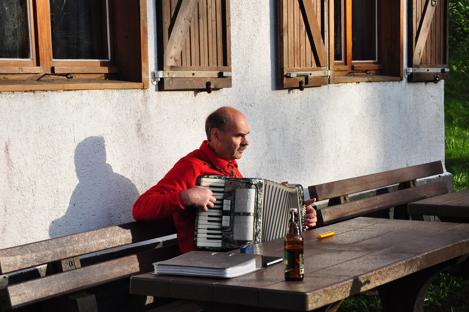 Udo musiziert an der Oberhofer Hütte 05.2017 (Foto: Klaus Wahl)