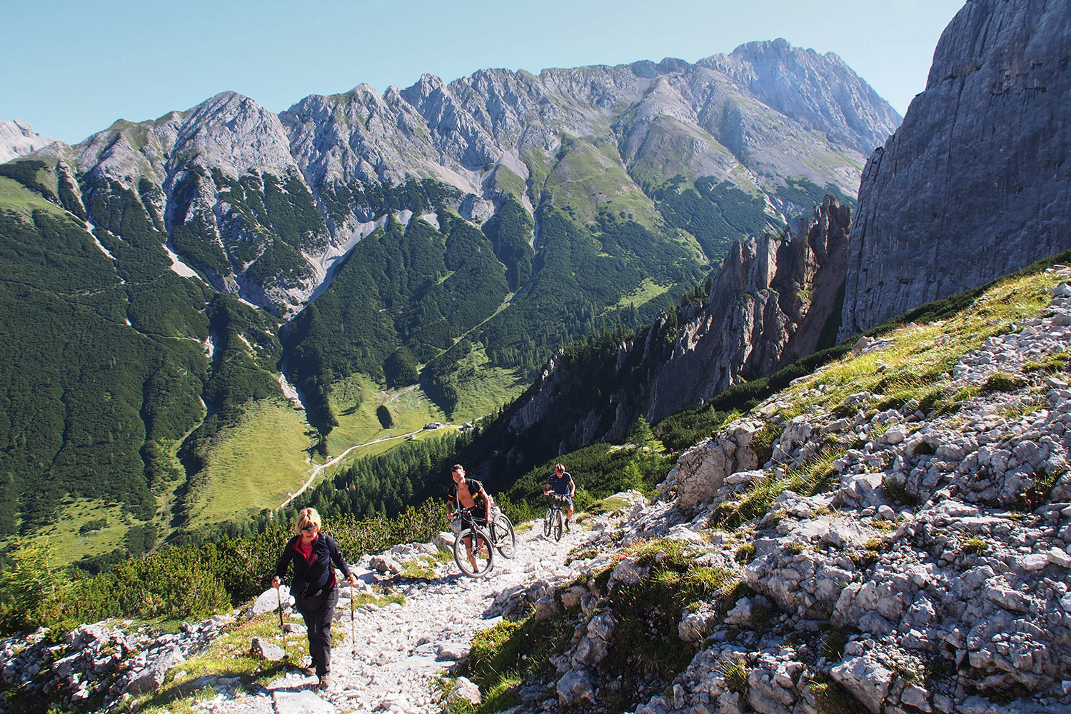 Aufstieg zum Lafatscher Joch (Manuela und Biker) . Karwendel (Foto: Andreas Kuhrt 2017)