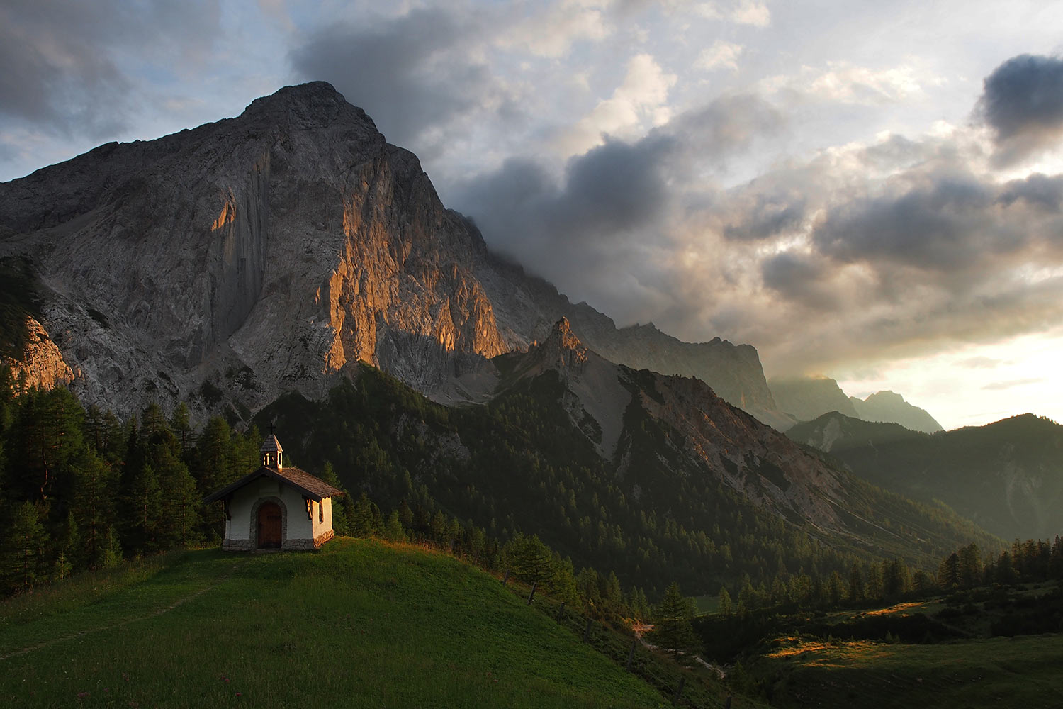 Kapelle Hallerangeralm vor Lafatscher abends . Karwendel (Foto: Andreas Kuhrt 2017)