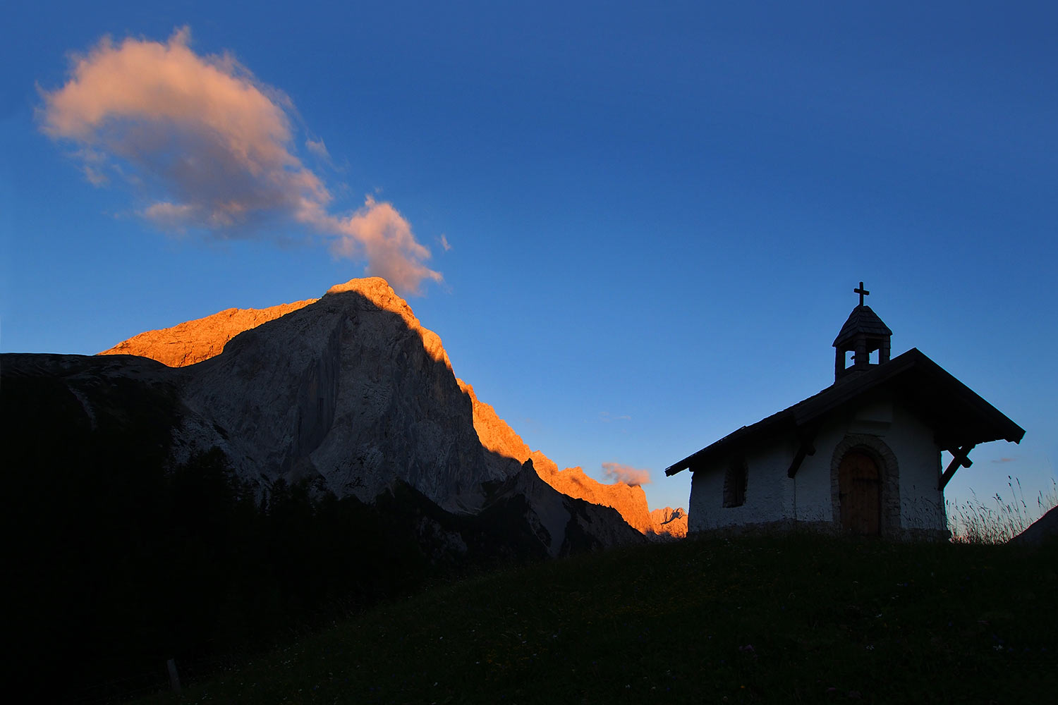 Kapelle Hallerangeralm vor Lafatscher morgens . Karwendel (Foto: Andreas Kuhrt 2017)
