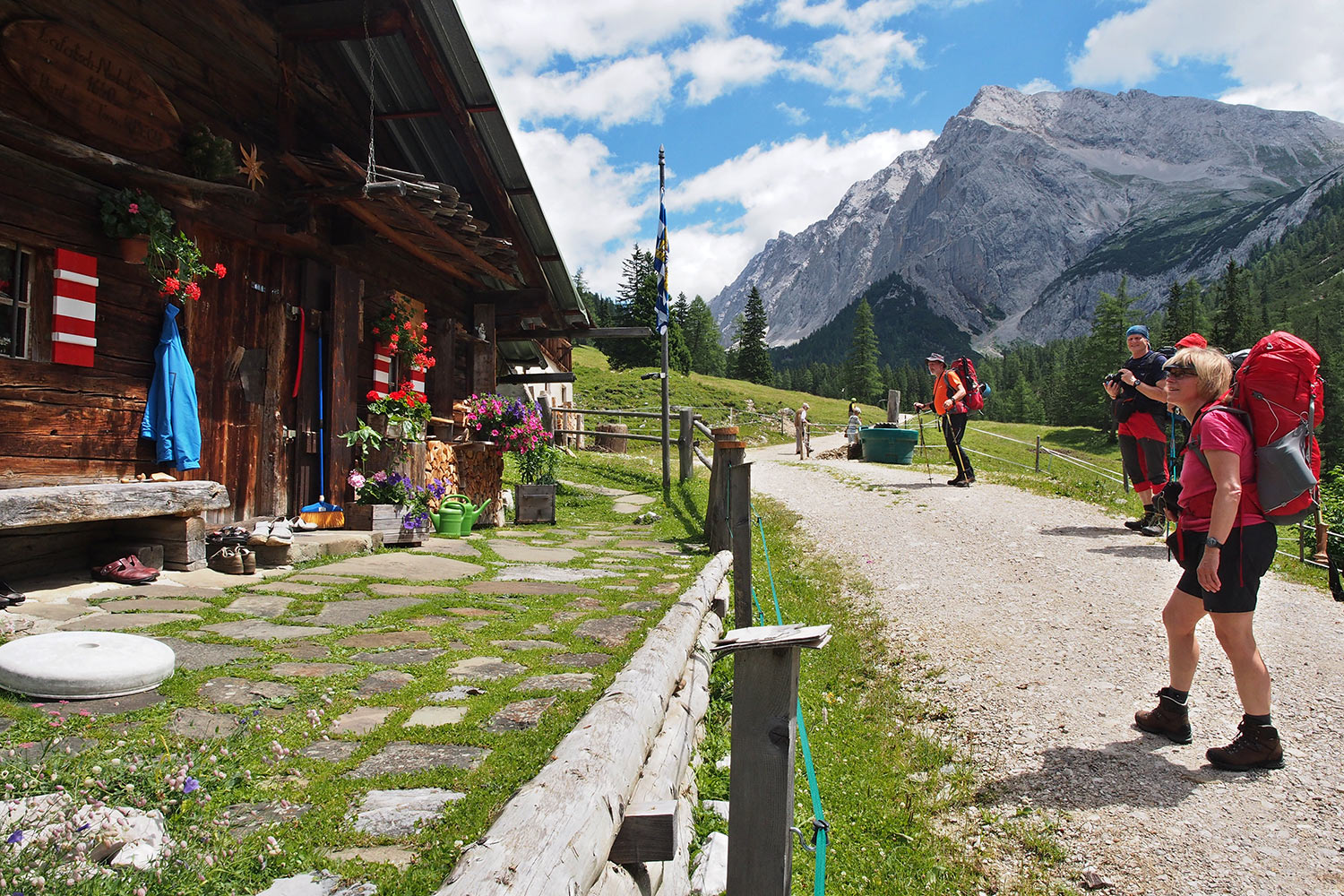 Klaus, Robert & Manuela am Lafatscher Hochleger zur Hallerangeralm . Karwendel (Foto: Andreas Kuhrt 2017)