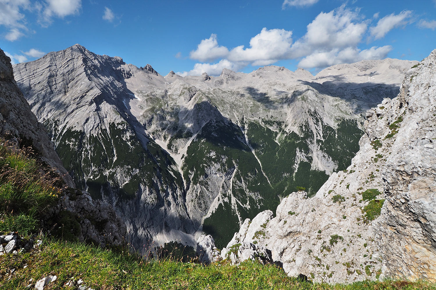 Südliche Sonnenspitze (2665 m) links und Birkkarspitze (2749 m) rechts vom Sunntigerjoch . Karwendel (Foto: Manuela Hahnebach 2017)