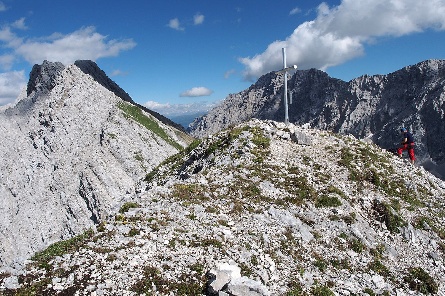 Robert auf der Sunntigerspitze (2321 m), links Hallerangerspitze (2398 m) . Karwendel (Foto: Andreas Kuhrt 2017)