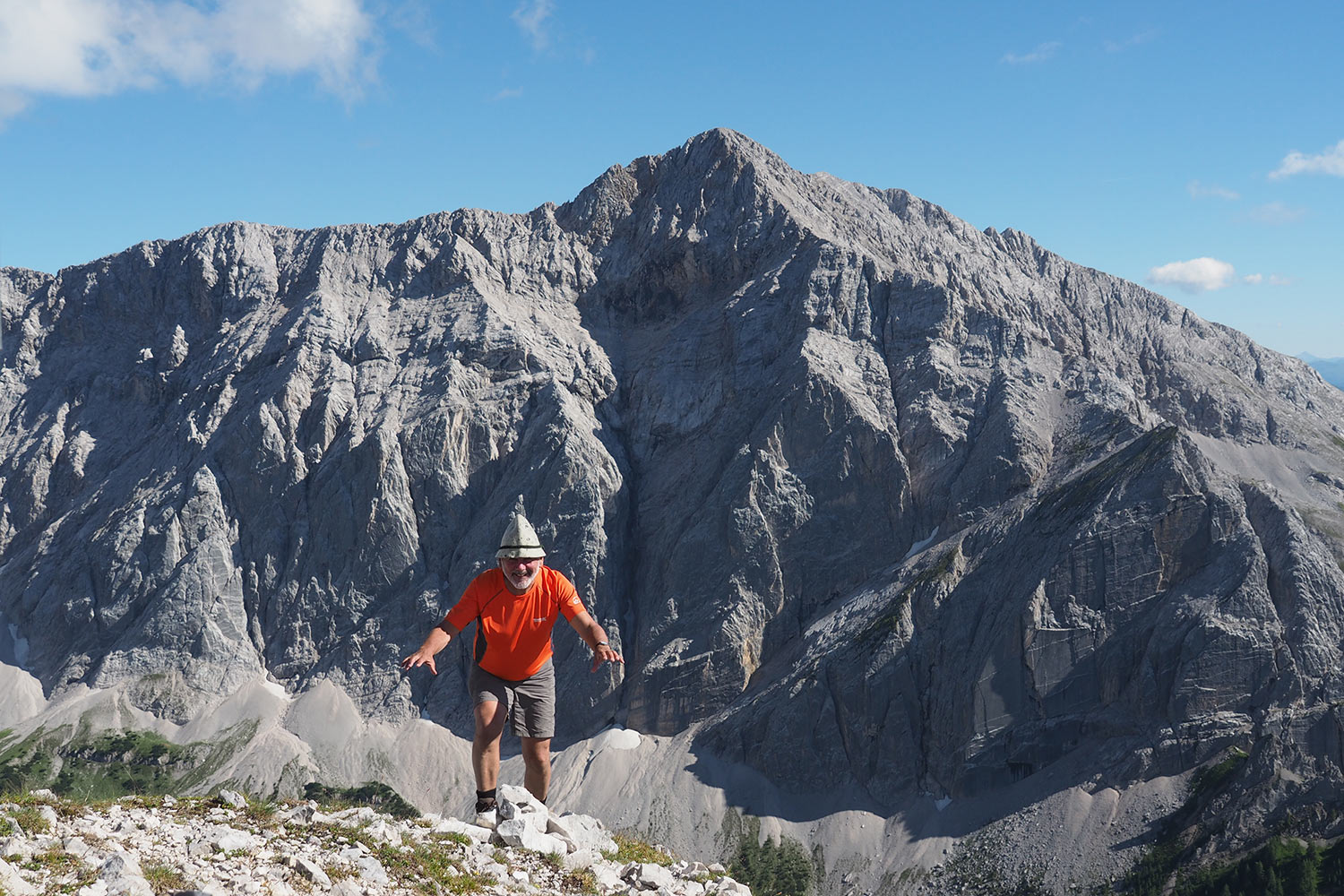 Klaus auf der Sunntigerspitze (2321 m), hinten Speckkarspitze (2621 m) . Karwendel (Foto: Manuela Hahnebach 2017)