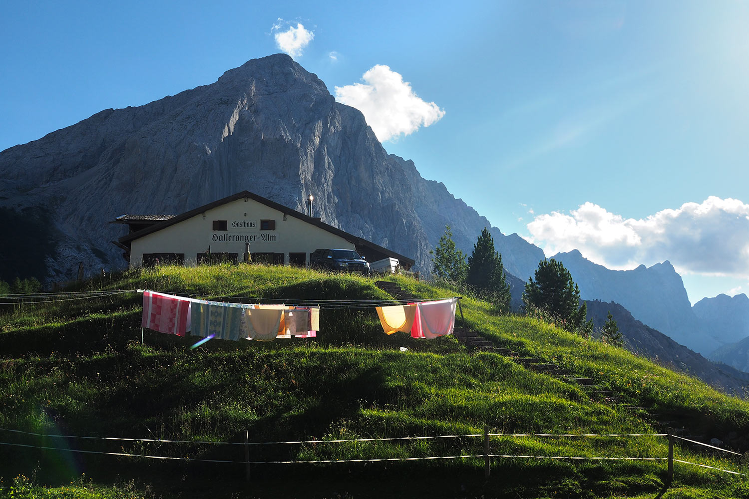 Hallerangeralm, dahinter Lafatscher . Karwendel (Foto: Manuela Hahnebach 2017)