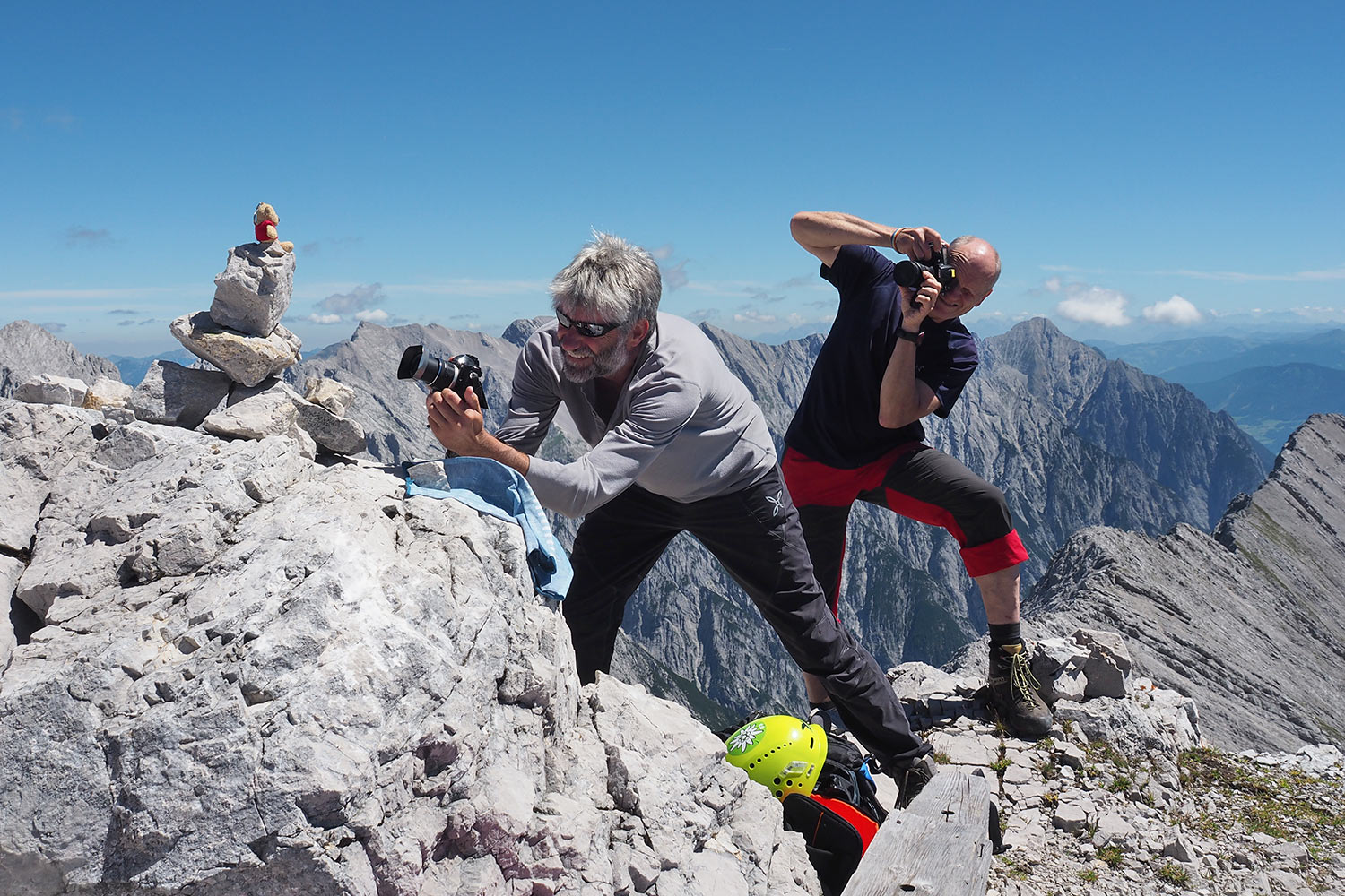 Fotoshooting Andreas & Robert auf der Speckkarspitze (2621 m) . Karwendel (Foto: Manuela Hahnebach 2017)