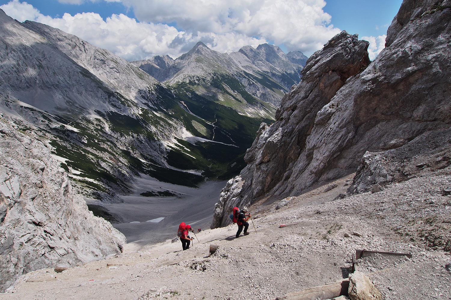 Manuela & Klaus beim Aufstieg zum Stempeljoch (2215 m) . Karwendel (Foto: Andreas Kuhrt 2017)