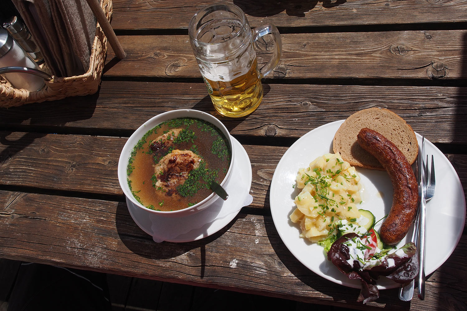 Hauswurst mit Kartoffelsalat in der Pfeishütte . Karwendel (Foto: Andreas Kuhrt 2017)