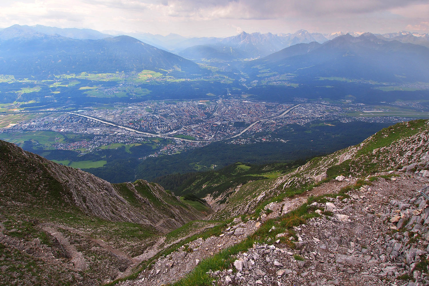 Ausblick nach Innsbruck vom Hermann-Buhl-Weg . Karwendel (Foto: Andreas Kuhrt 2017)
