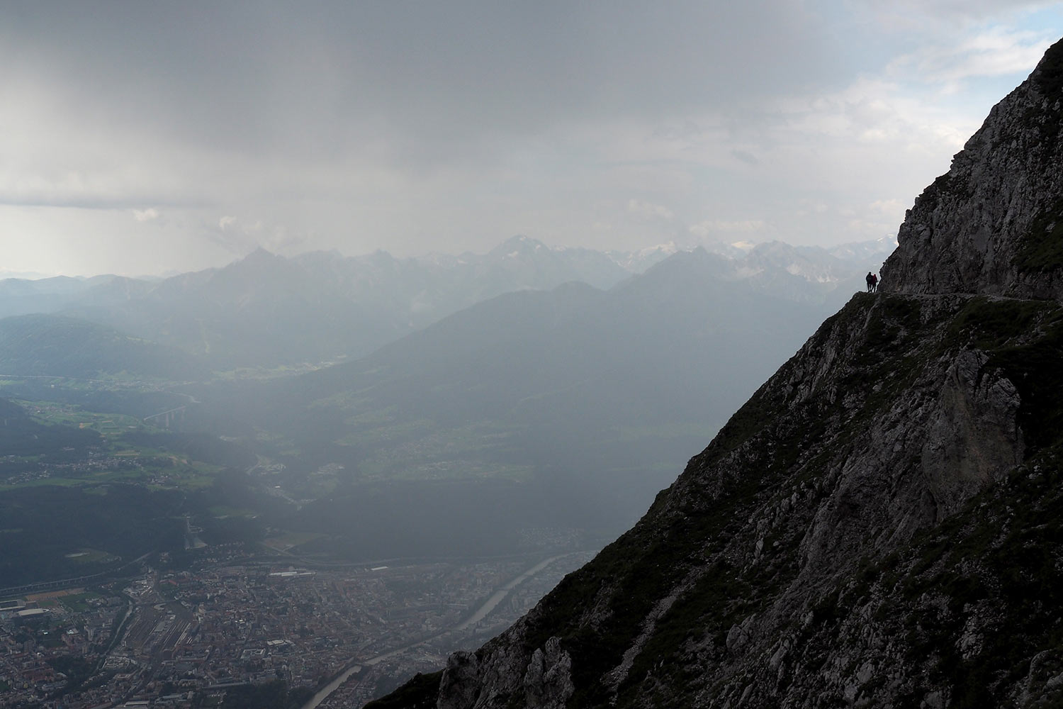 Regenschauer am Hermann-Buhl-Weg über Innsbruck . Karwendel (Foto: Manuela Hahnebach 2017)