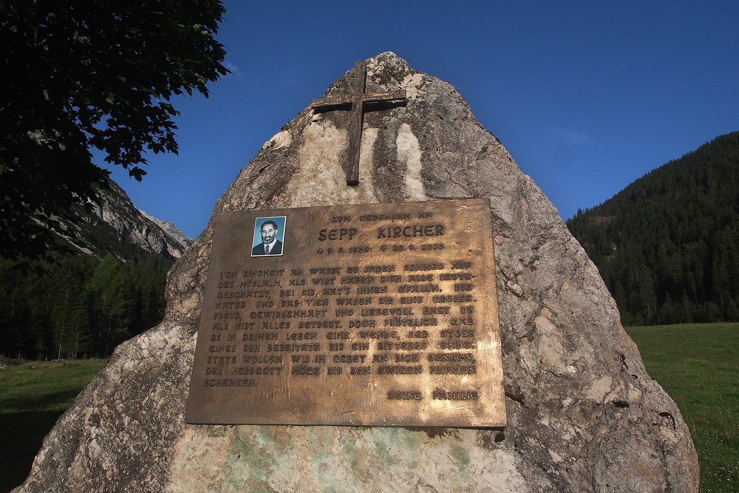 Gedenkstein für Sepp Kirchner an der Möslalm . Karwendel (Foto: Andreas Kuhrt 2017)