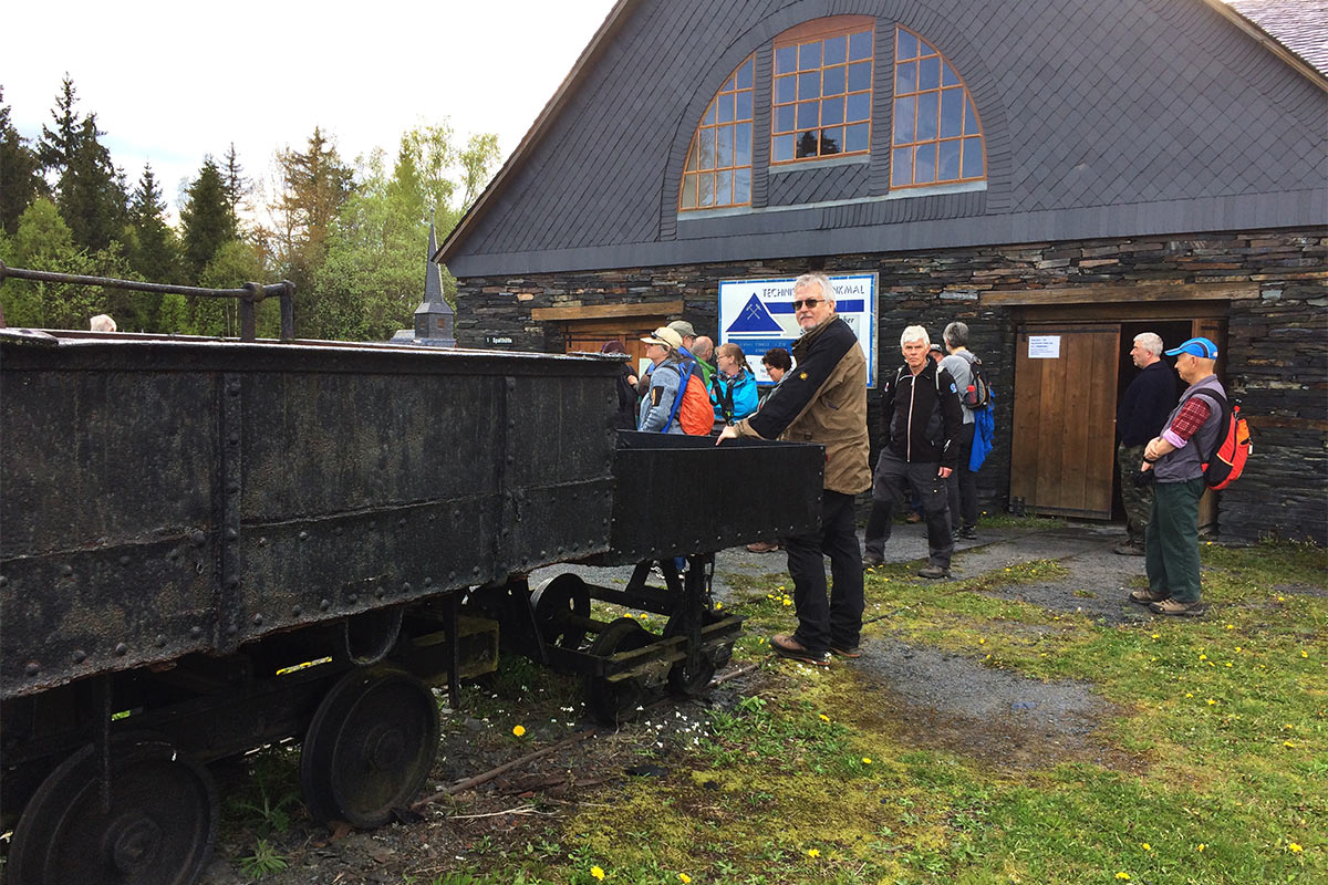 Beim technischen Denkmal Spalthütte . Frühlingswanderung im Schieferpark Lehesten (Foto: Manuela Hahnebach 2017)