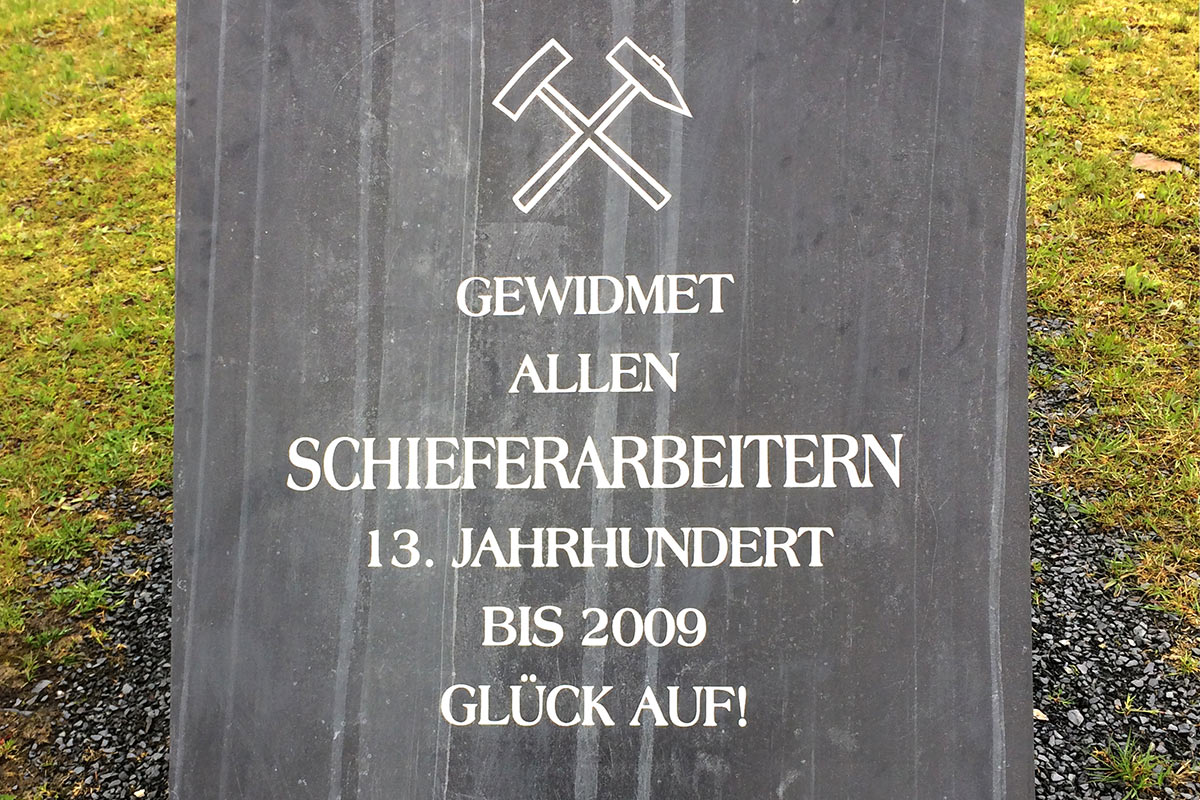 Schieferplatte am technischen Denkmal "Historischer Schieferbergbau" . Frühlingswanderung im Schieferpark Lehesten (Foto: Manuela Hahnebach 2017)