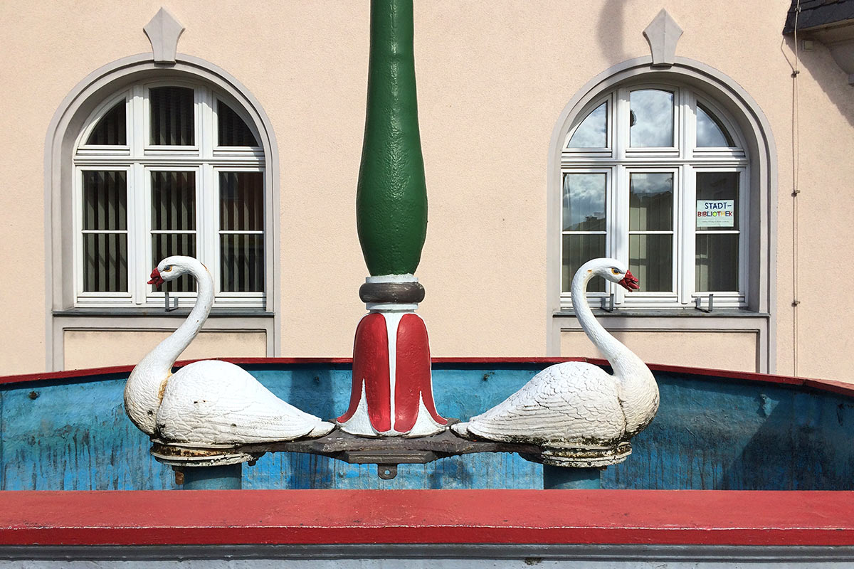 Schwanen-Brunnen in Lehesten . Frühlingswanderung im Schieferpark Lehesten (Foto: Manuela Hahnebach 2017)