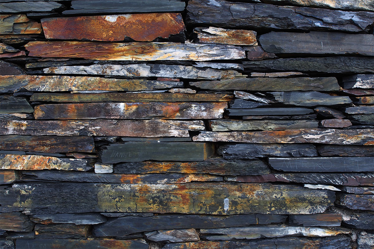 Schieferwand an der Spalthütte . Frühlingswanderung im Schieferpark Lehesten (Foto: Manuela Hahnebach 2017)