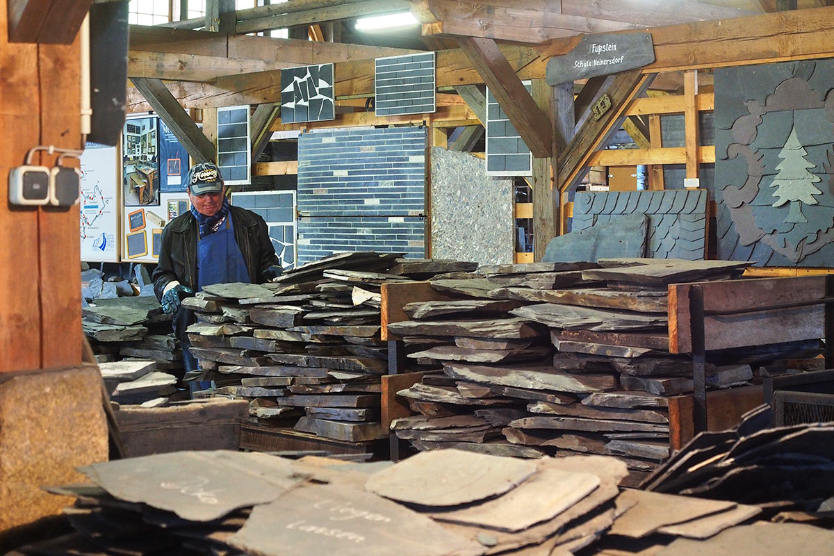 In der Spalthütte des technischen Denkmals . Frühlingswanderung im Schieferpark Lehesten (Foto: Manuela Hahnebach 2017)