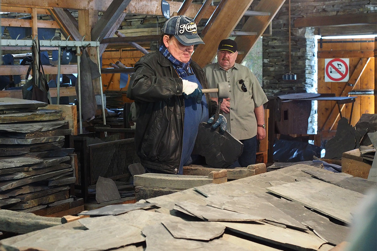 Schieferspalten in der Spalthütte . Frühlingswanderung im Schieferpark Lehesten (Foto: Manuela Hahnebach 2017)