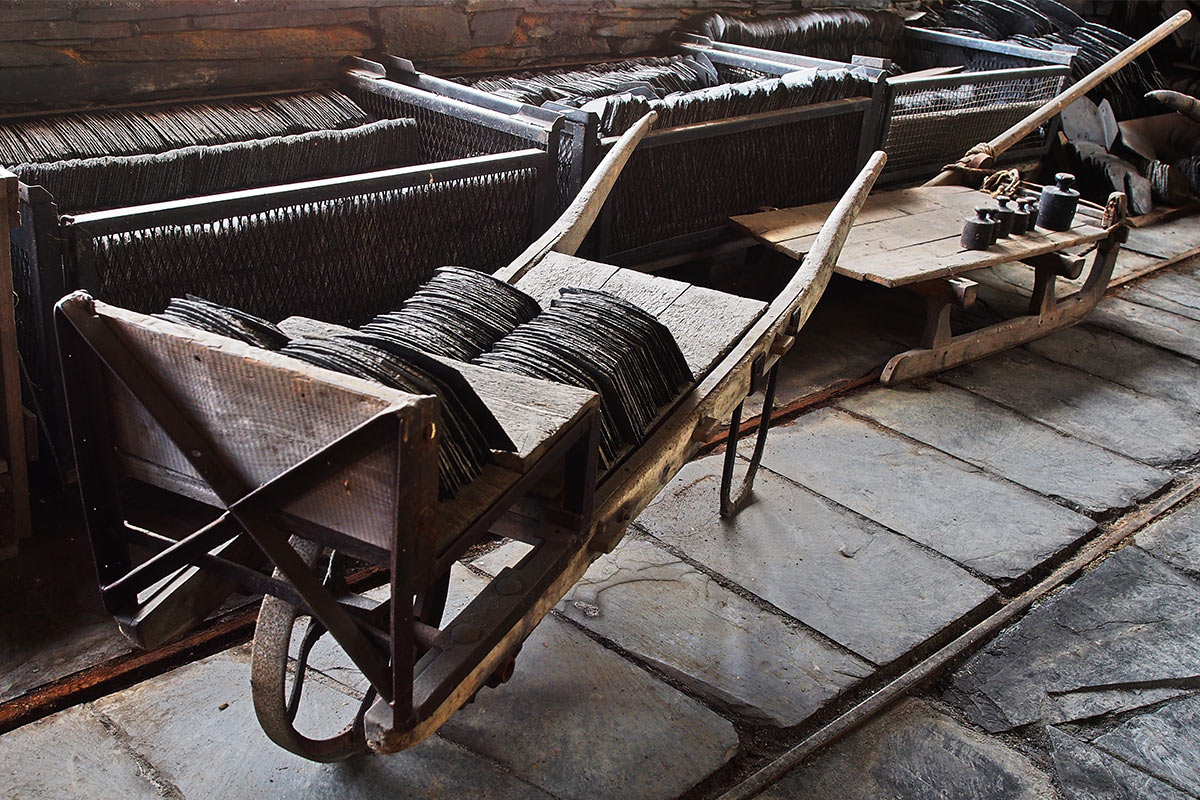 Schieferplatten in der Spalthütte . Frühlingswanderung im Schieferpark Lehesten (Foto: Manuela Hahnebach 2017)