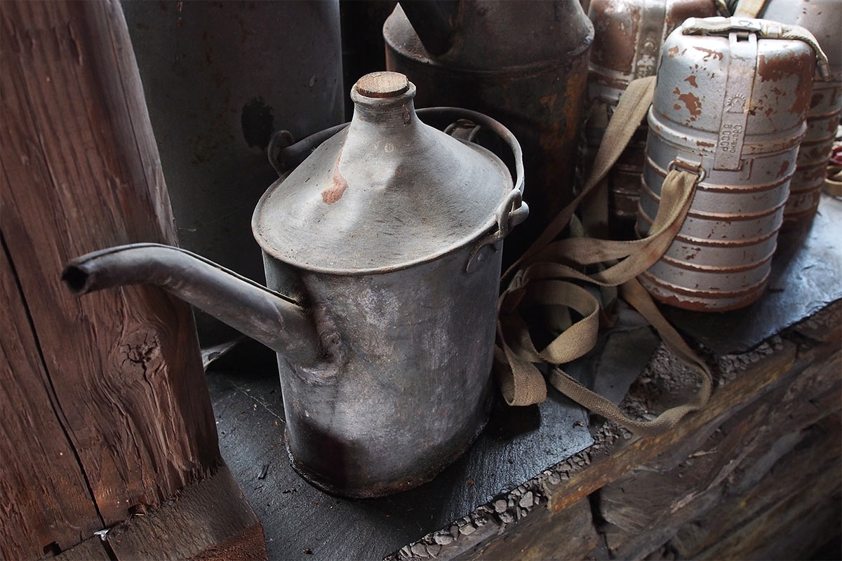 Ölkannen in der Spalthütte . Frühlingswanderung im Schieferpark Lehesten (Foto: Manuela Hahnebach 2017)