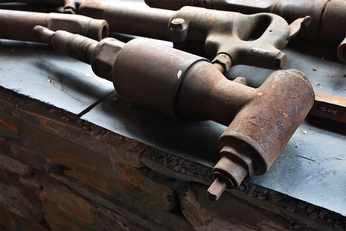 Druckluft-Bohrhämmer in der Spalthütte . Frühlingswanderung im Schieferpark Lehesten (Foto: Manuela Hahnebach 2017)
