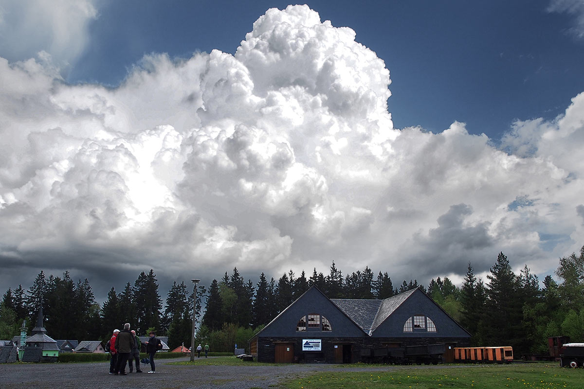 Wolken überm Schieferpark . Frühlingswanderung im Schieferpark Lehesten (Foto: Manuela Hahnebach 2017)