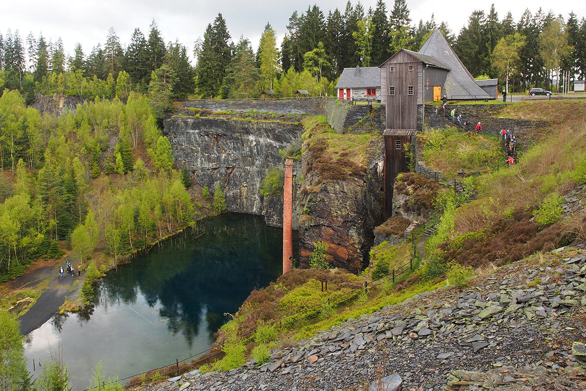 Abstieg zum Schiefersee . Frühlingswanderung im Schieferpark Lehesten (Foto: Manuela Hahnebach 2017)