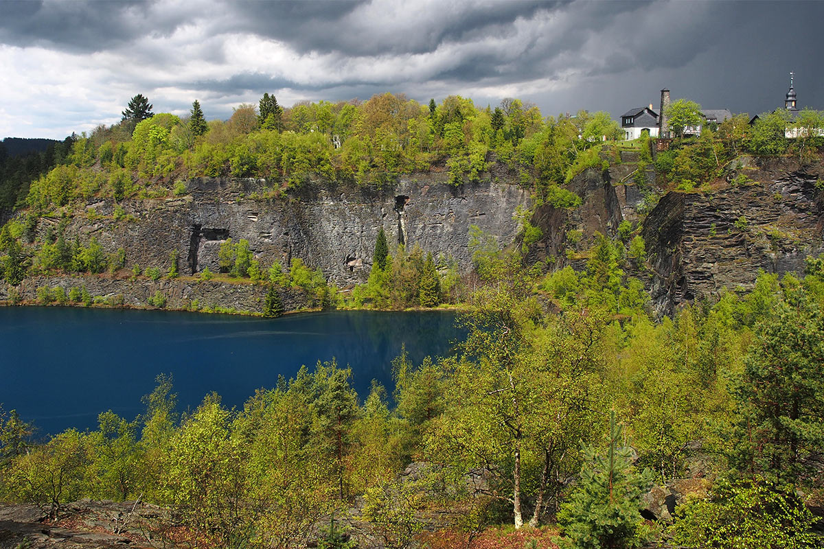 Schiefersee und Tagebauwände . Frühlingswanderung im Schieferpark Lehesten (Foto: Andreas Kuhrt 2017)