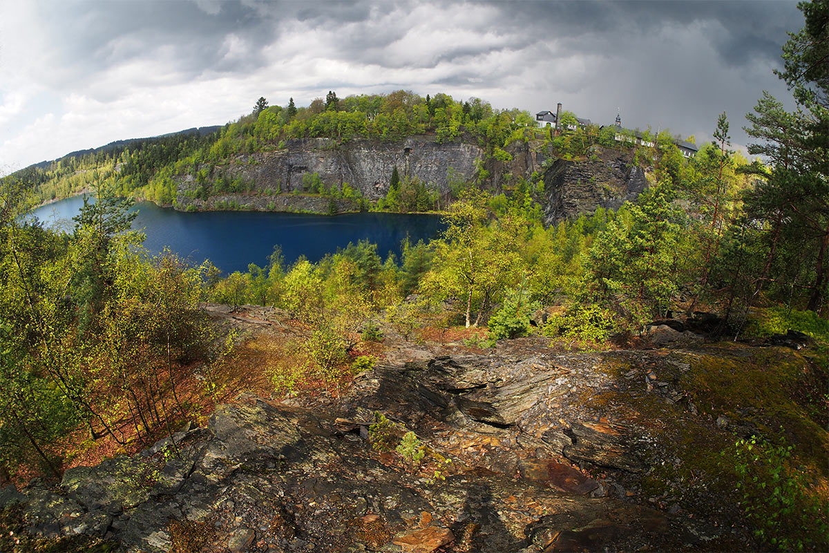 Schiefersee im Tagebauloch . Frühlingswanderung im Schieferpark Lehesten (Foto: Andreas Kuhrt 2017)