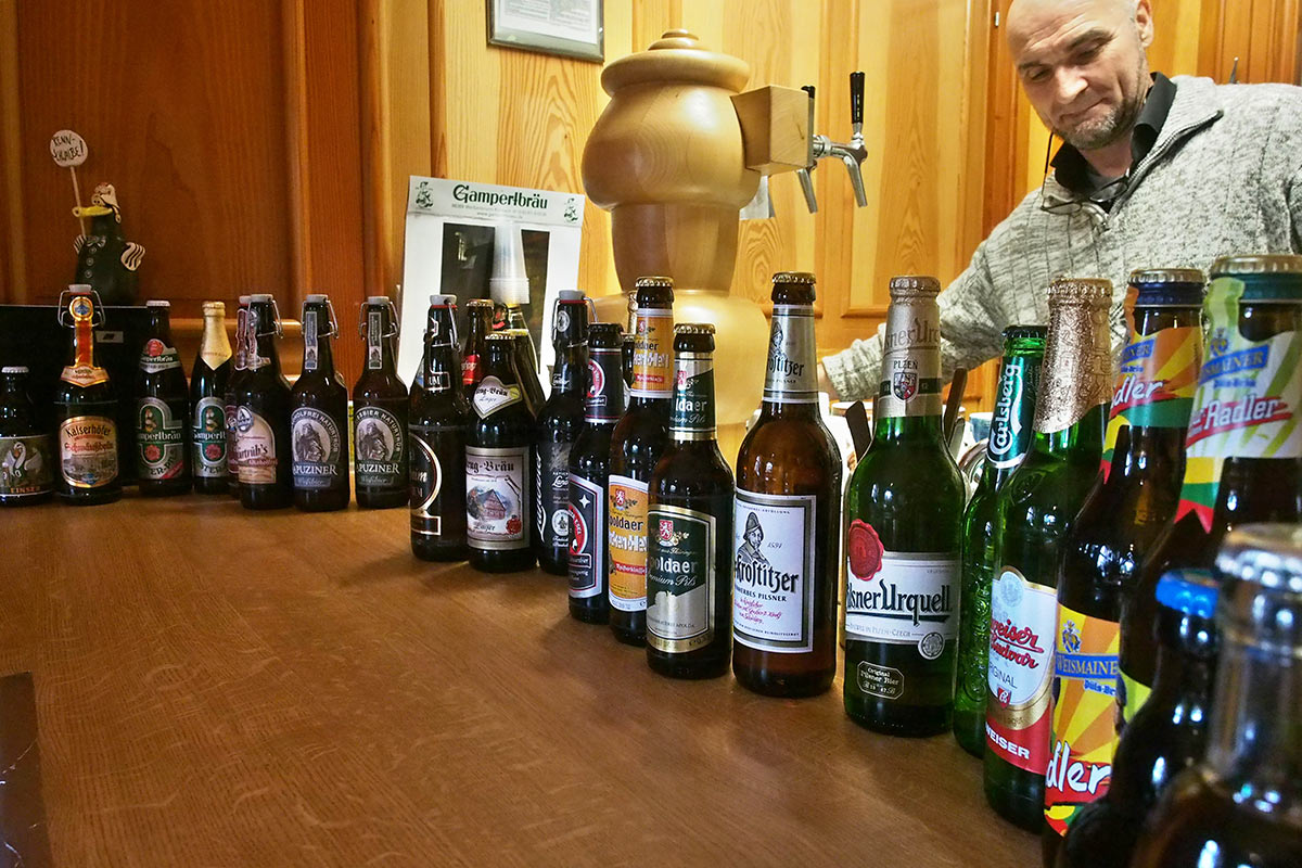 Bierparade im Altvaterturm . Frühlingswanderung im Schieferpark Lehesten (Foto: Andreas Kuhrt 2017)