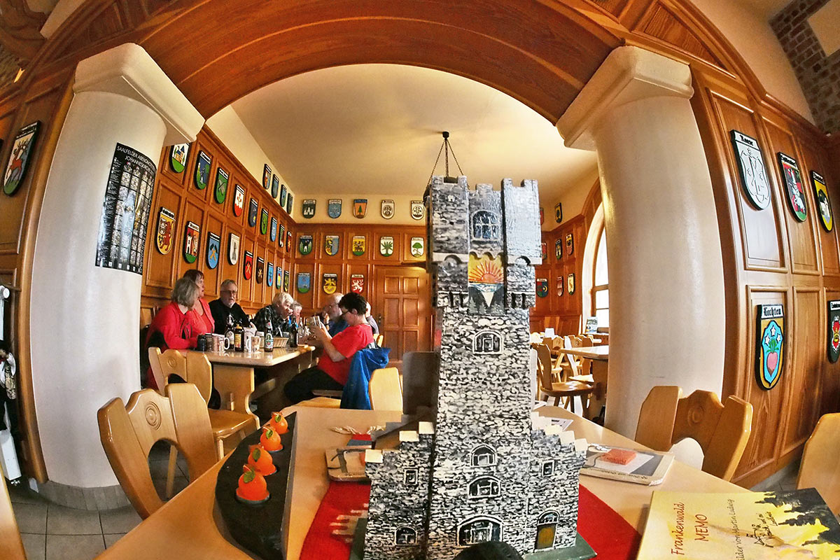 Gastraum im Altvater-Turm . Frühlingswanderung im Schieferpark Lehesten (Foto: Andreas Kuhrt 2017)