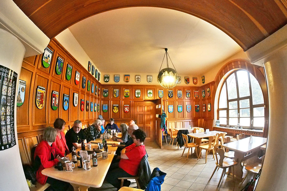 Hobbits Einkehr im Altvater-Turm . Frühlingswanderung im Schieferpark Lehesten (Foto: Andreas Kuhrt 2017)