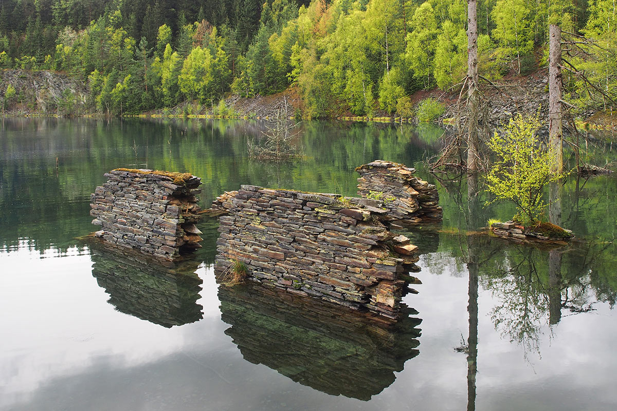 Ruinen im Schiefersee . Frühlingswanderung im Schieferpark Lehesten (Foto: Andreas Kuhrt 2017)
