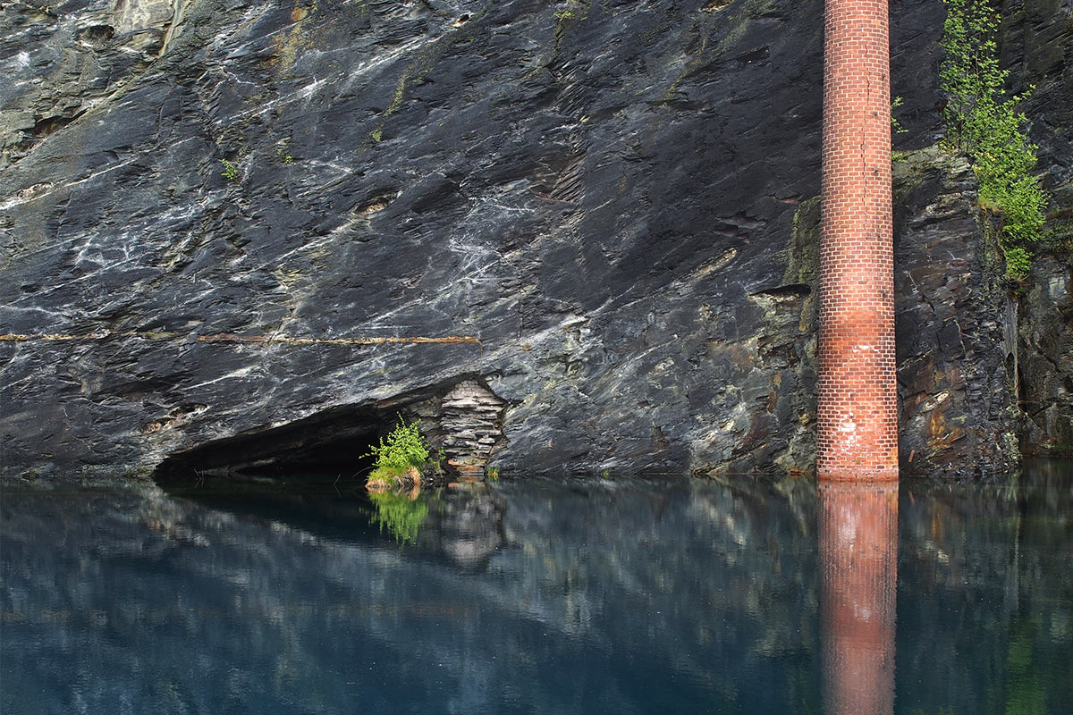 Alter Schornstein und Stollen im Schiefersee . Frühlingswanderung im Schieferpark Lehesten (Foto: Andreas Kuhrt 2017)