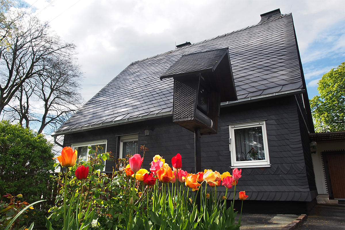 Schieferhaus mit Schieferbriefkasten in Lehesten . Frühlingswanderung im Schieferpark Lehesten (Foto: Andreas Kuhrt 2017)