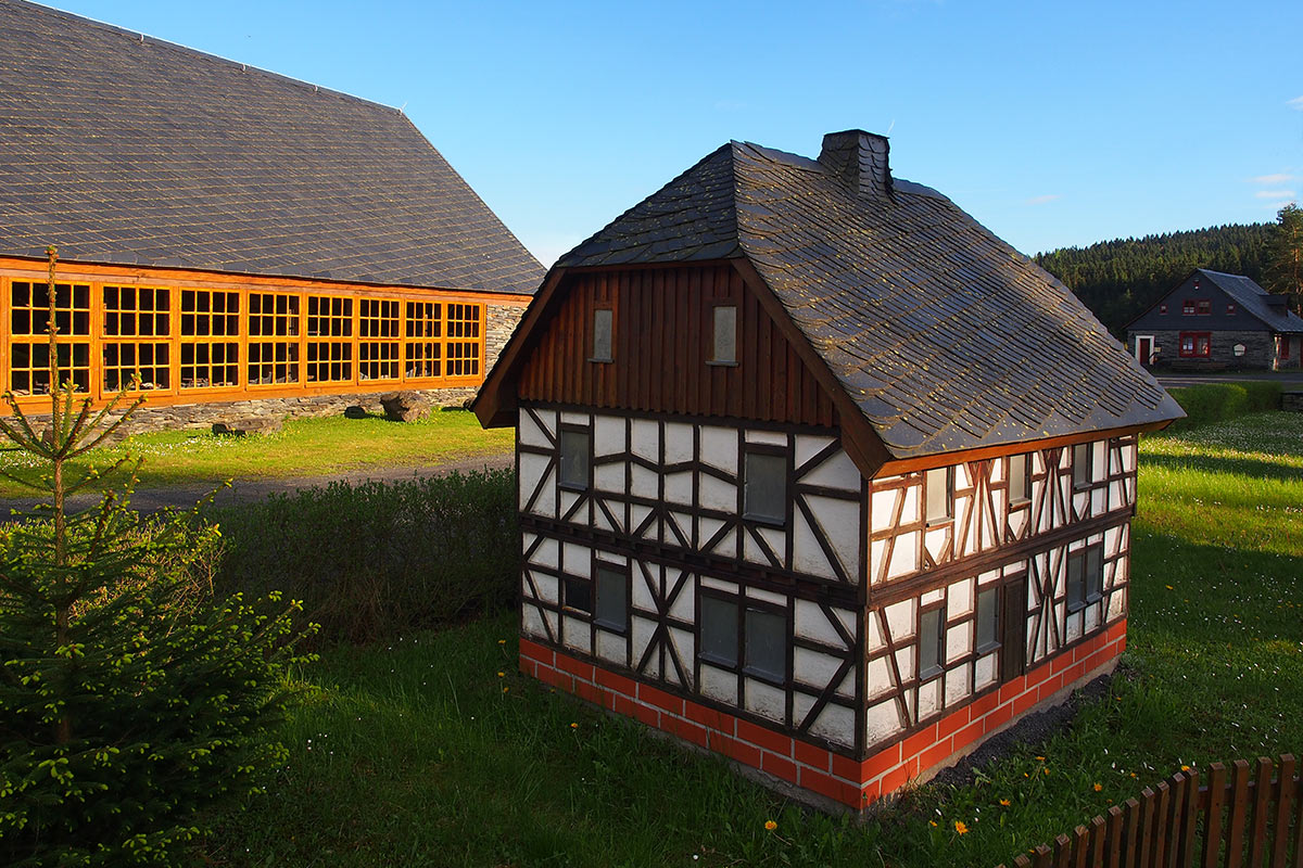 Spalthütte und Dachdeckerhäuschen im technischen Denkmal . Frühlingswanderung im Schieferpark Lehesten (Foto: Andreas Kuhrt 2017)