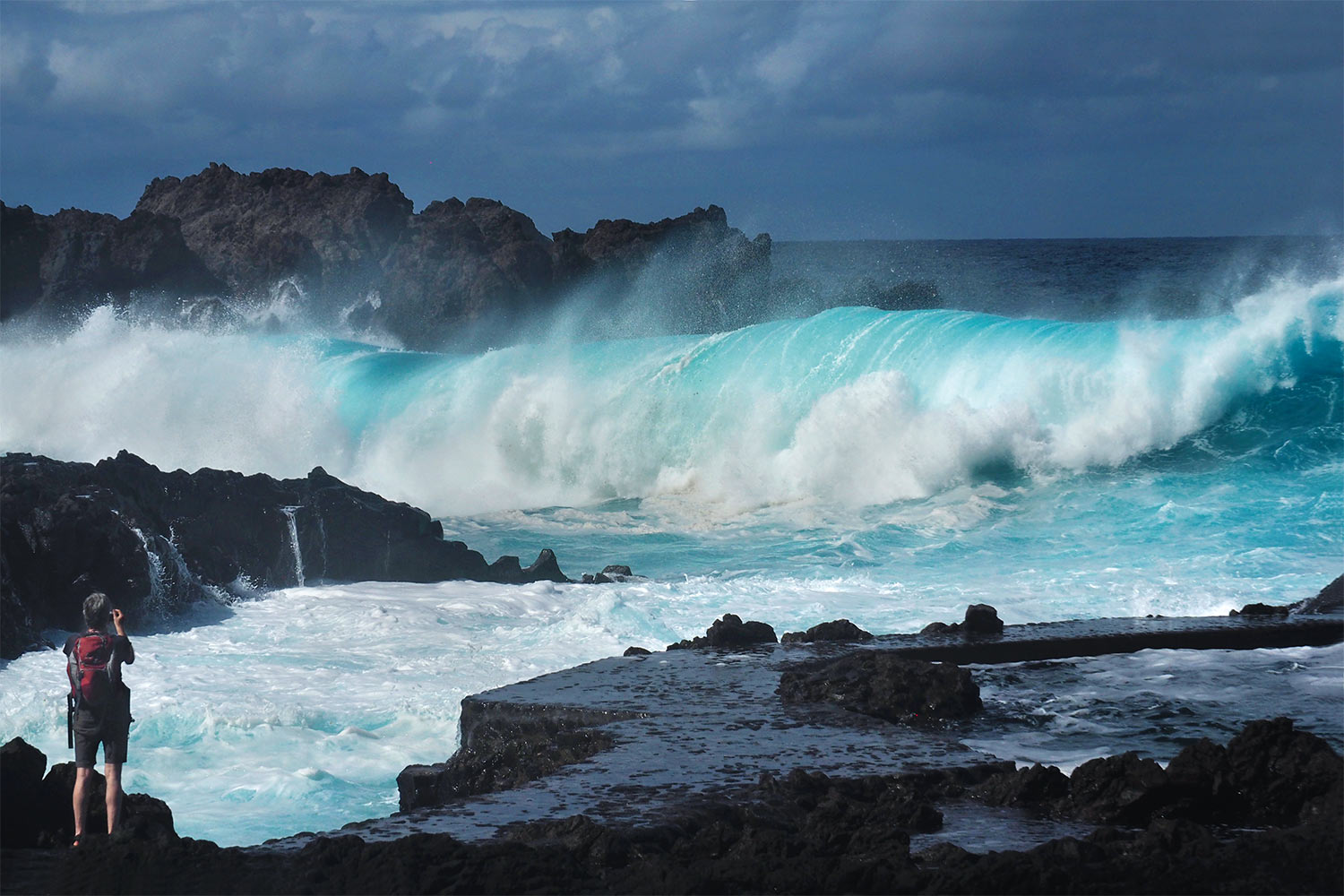 Atlantikwelle beim Meerwasserbad Charco Manso . El Hierro 2018 (Foto: Manuela Hahnebach)