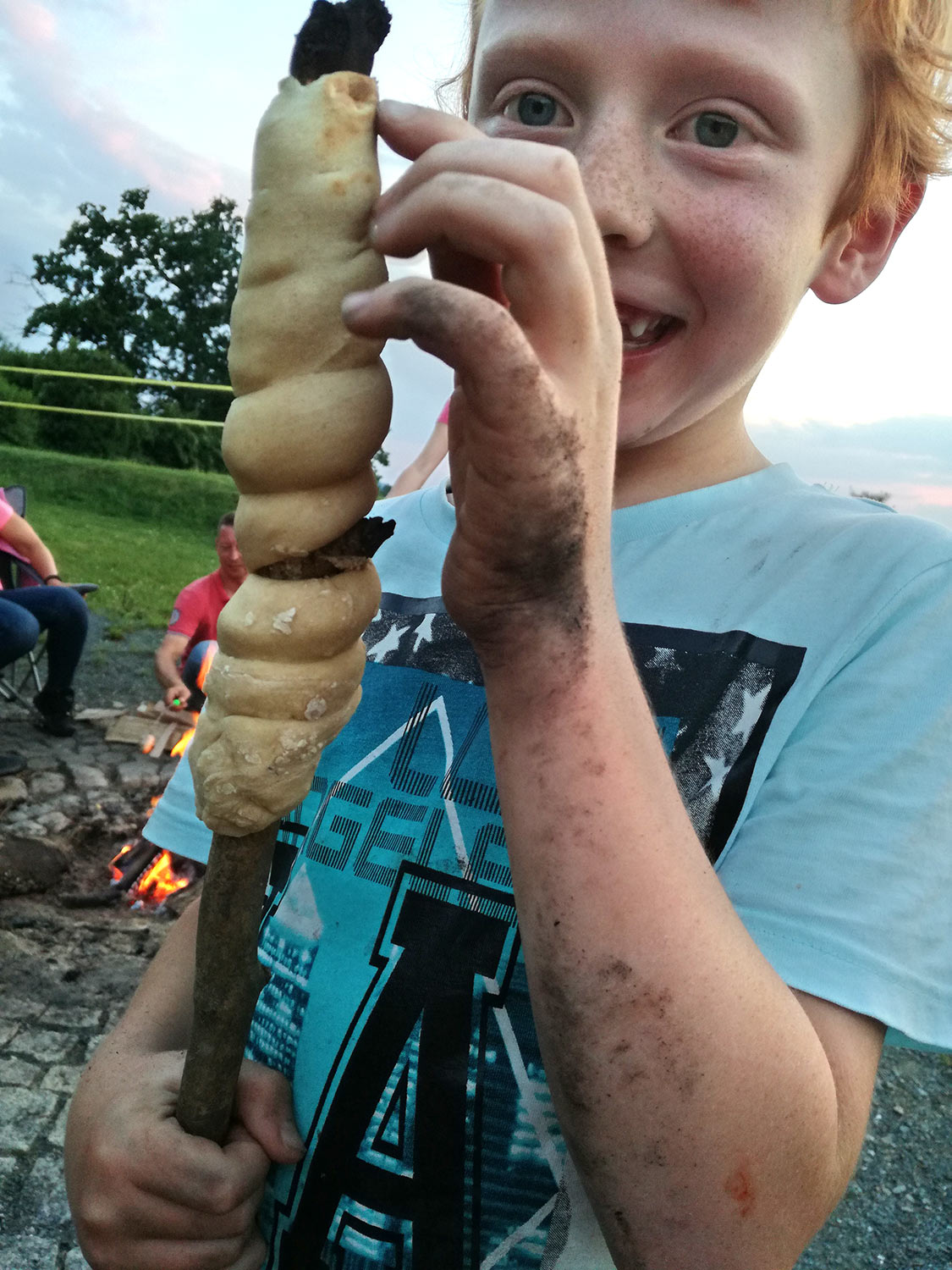 Jacob mit Stockbrot . Kinderfahrt Talsperre Pöhl 2018 (Foto: Estelle Schilling)