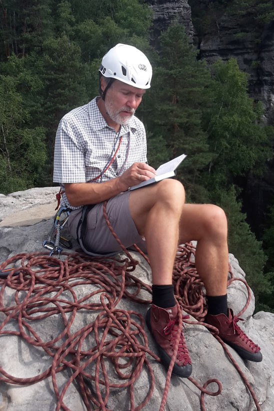 Eintrag ins Gipfelbuch . Malerweg Sächsische Schweiz 2018 (Foto: Acky)