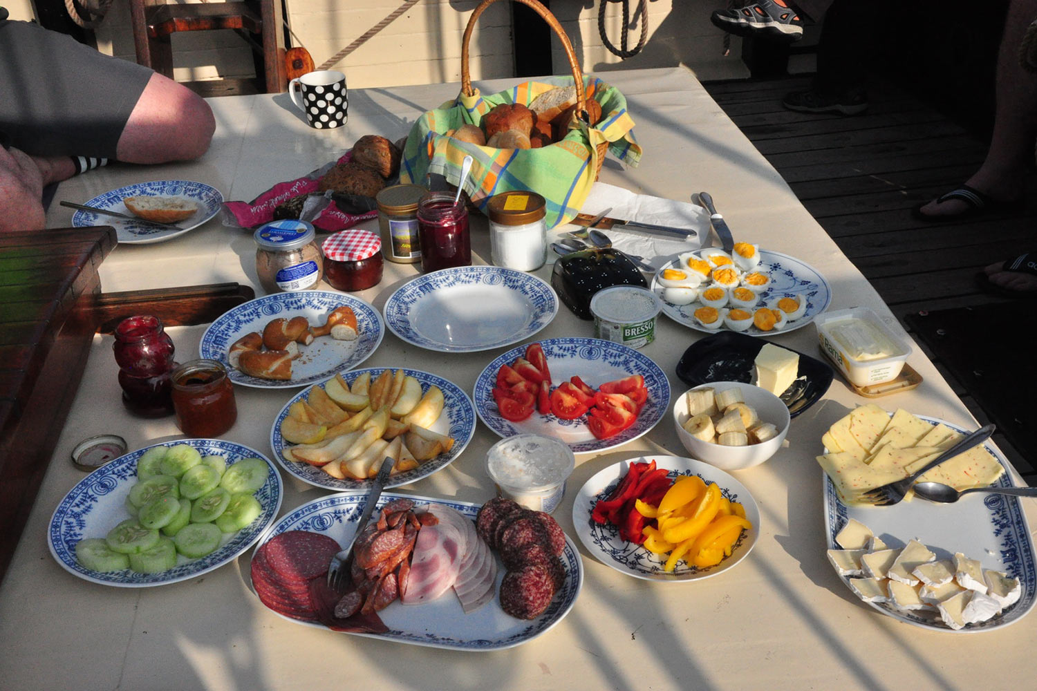 Frühstück auf der Ostsee mit der "Albin Köbis" . Segeln Ostsee 2018 (Foto: Klaus Wahl)