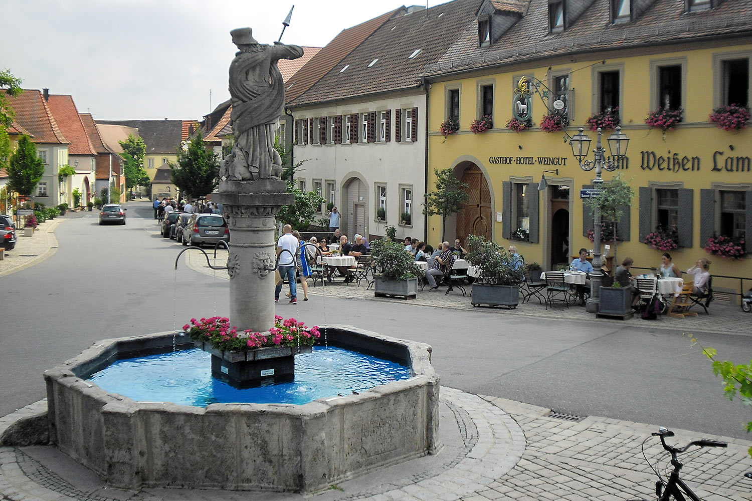 Sommerach Kirchplatz . Weinwanderung Volkacher Mainschleife 2018 (Foto: Sigrid Beck)