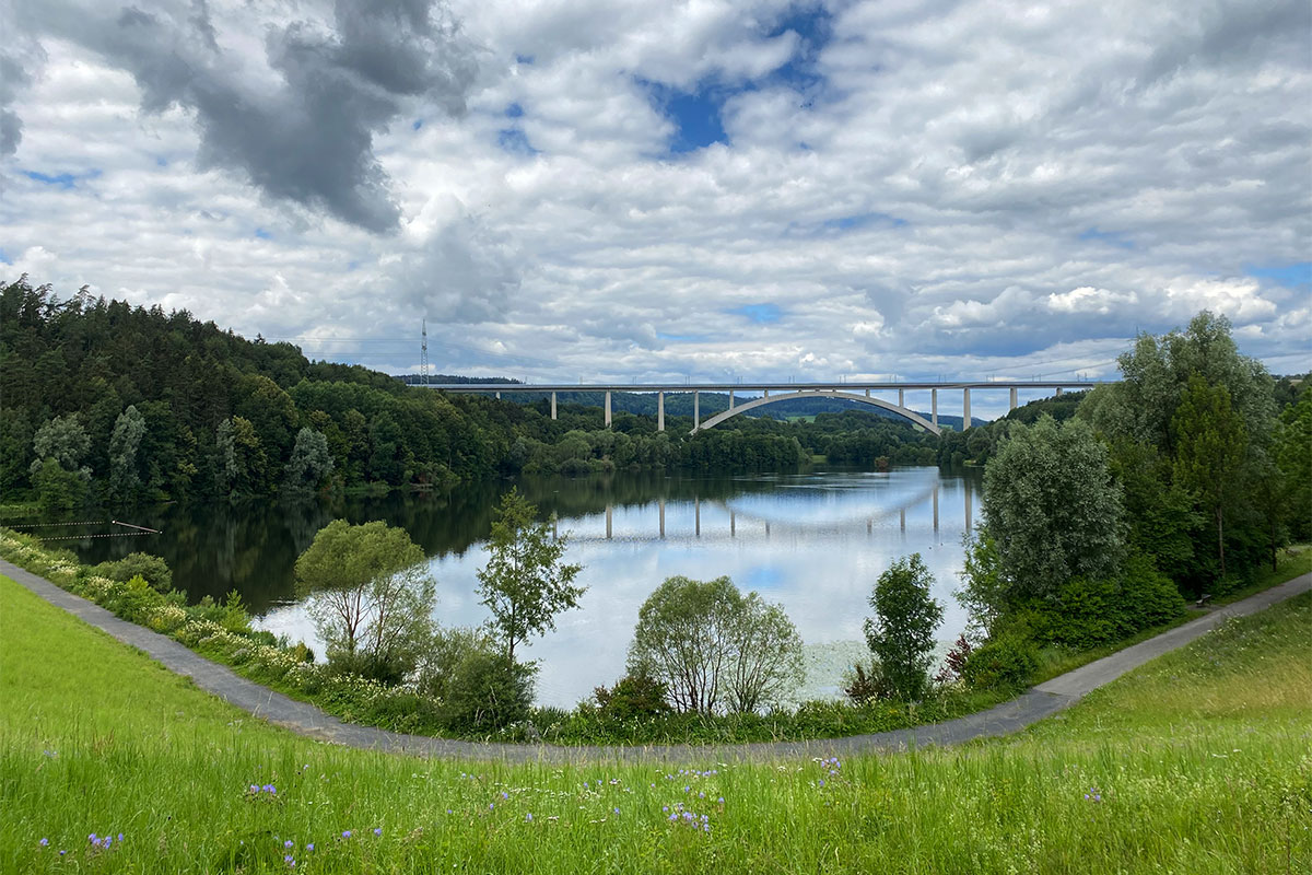 Grünes Band: Froschgrundsee mit ICE-Brücke (Foto: Manuela Hahnebach)