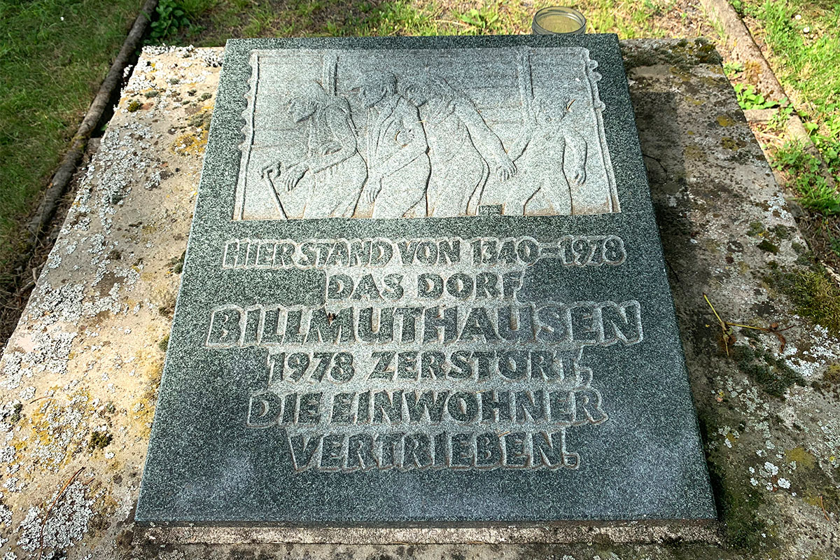 Grünes Band: Gedenktafel der Wüstung Billmuthausen (Foto: Andreas Kuhrt)
