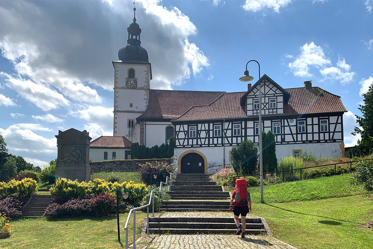 Grünes Band: Kirche St. Michael in Hellingen (Foto: Andreas Kuhrt)