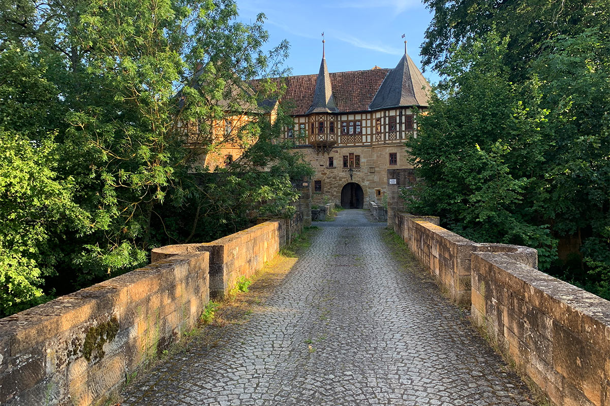 Grünes Band: Wasserschloss in Irmelshausen (Foto: Andreas Kuhrt)